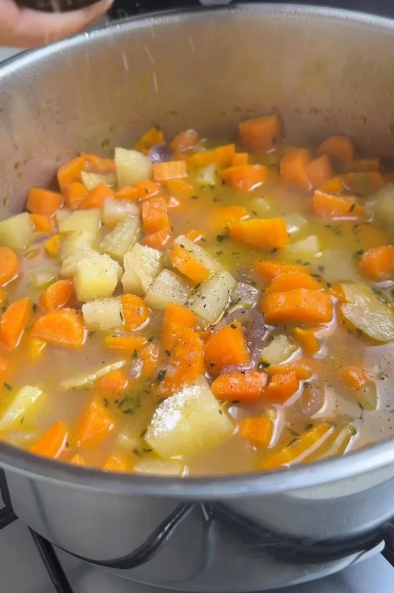 Vellutata di carote, zenzero e yogurt servita in una ciotola decorata