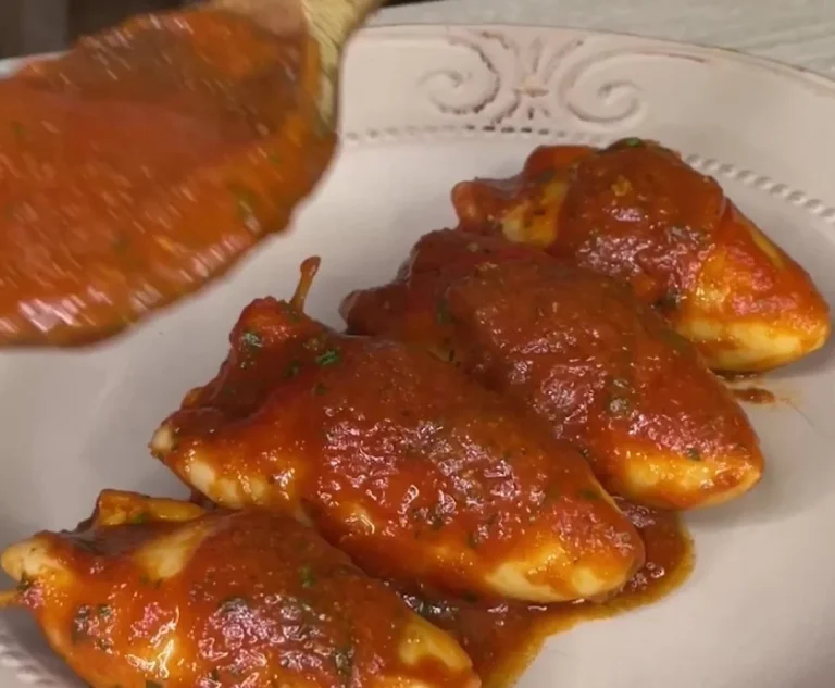 Calamari ripieni al sugo pronti da servire in un piatto elegante