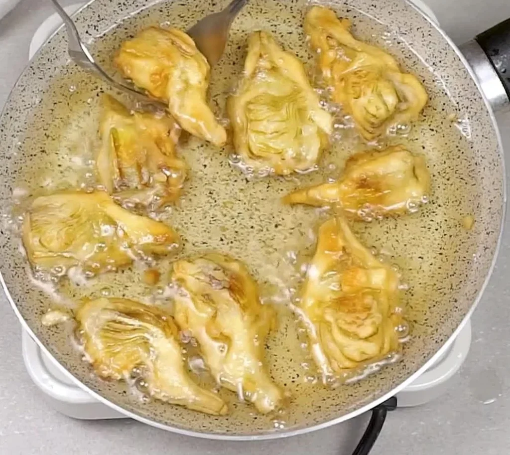 Carciofi Fritti croccanti serviti con salsa in un piatto elegante