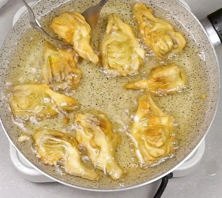 Carciofi Fritti croccanti serviti con salsa in un piatto elegante