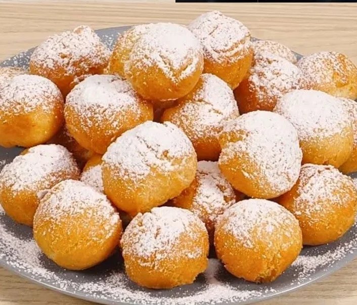 Foto di deliziose Castagnole, dolci tradizionali del Carnevale italiano.