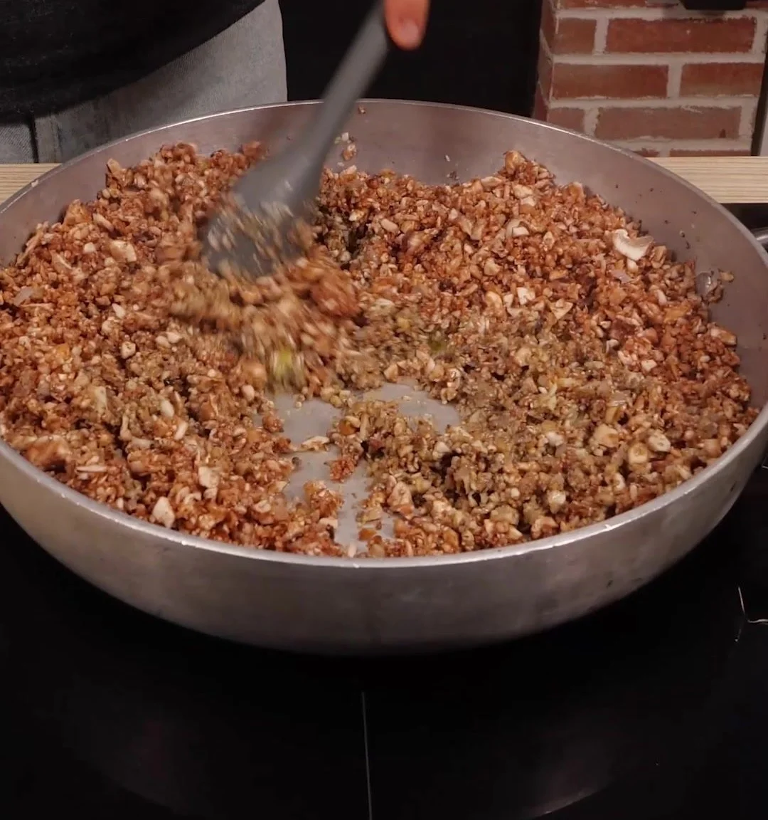 Filetto alla Wellington servito su un piatto elegante con contorni.