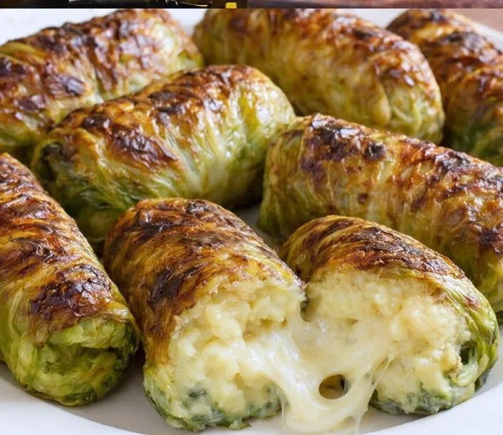 Involtini di verza filanti pronti per essere serviti