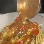 Piatto di linguine agli scampi con gamberi freschi e pomodorini