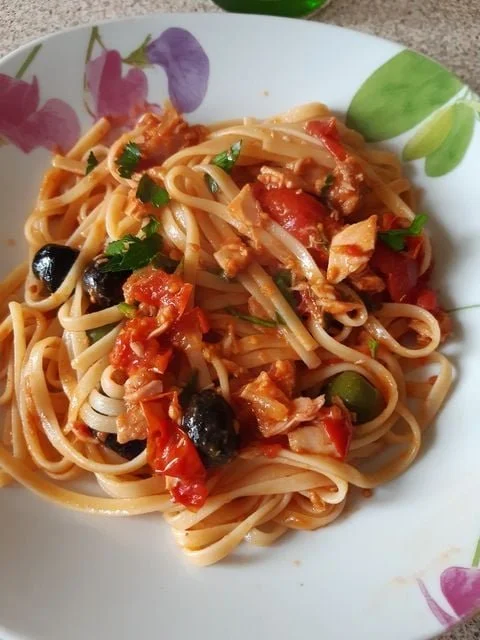 Linguine al tonno, olive, capperi e acciughe