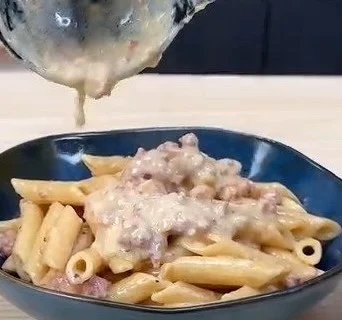 Pasta alla Norcina con salsiccia e funghi porcini, un piatto tradizionale italiano