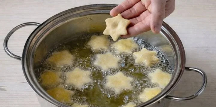 Deliziose stelline all’arancia pronte da gustare in un piatto