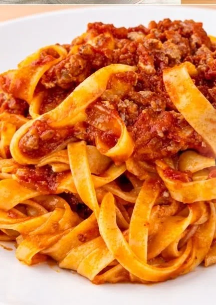 Piatto di Tagliatelle alla Bolognese di Cannavacciuolo con salsa ricca e saporita.