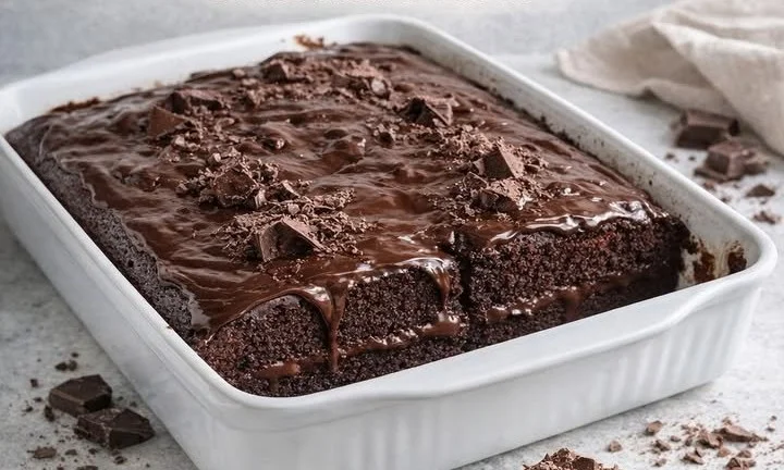 Torta al cioccolato sette cucchiai servita su un piatto elegante