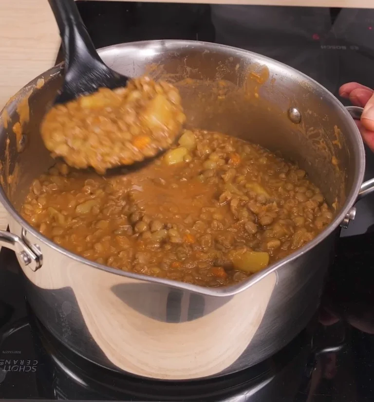 Zuppa di Lenticchie calda servita in una ciotola