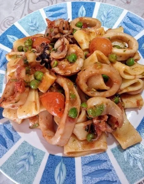 Calamarata con anelli di totano, seppioline e piselli