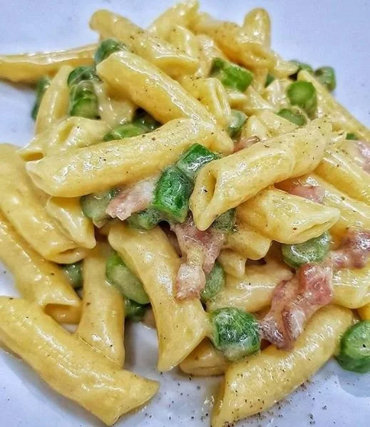 Piatto di carbonara di asparagi con guanciale croccante