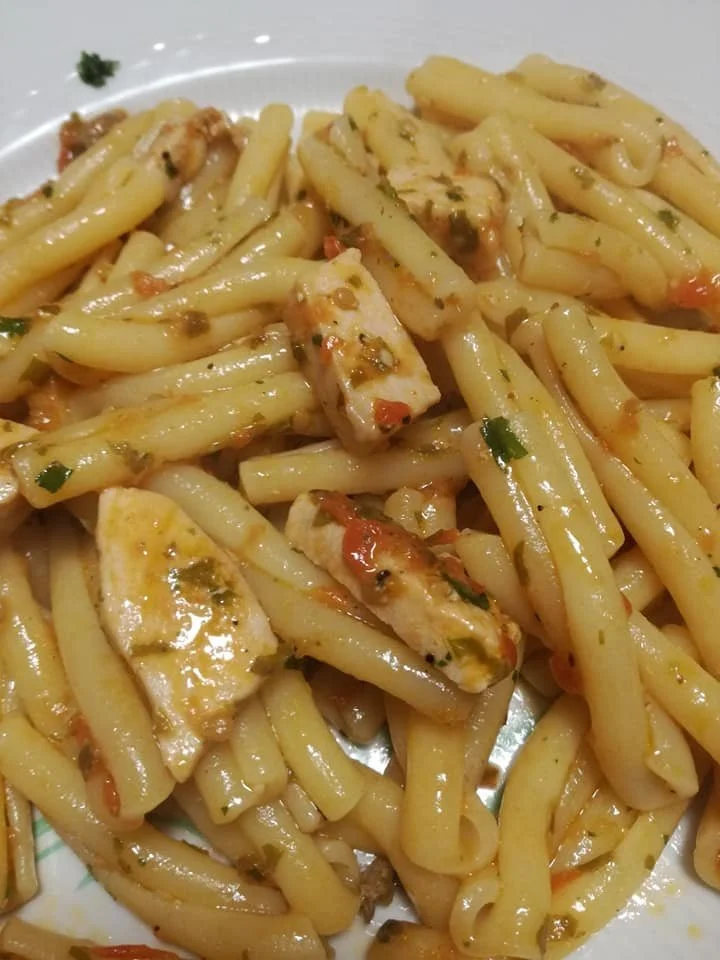 Piatto di caserecce con pesce spada e salsa di pomodoro fresco