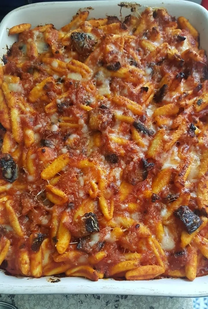 Cavatelli con melanzane, salsiccia e salsa alla mozzarella nel piatto