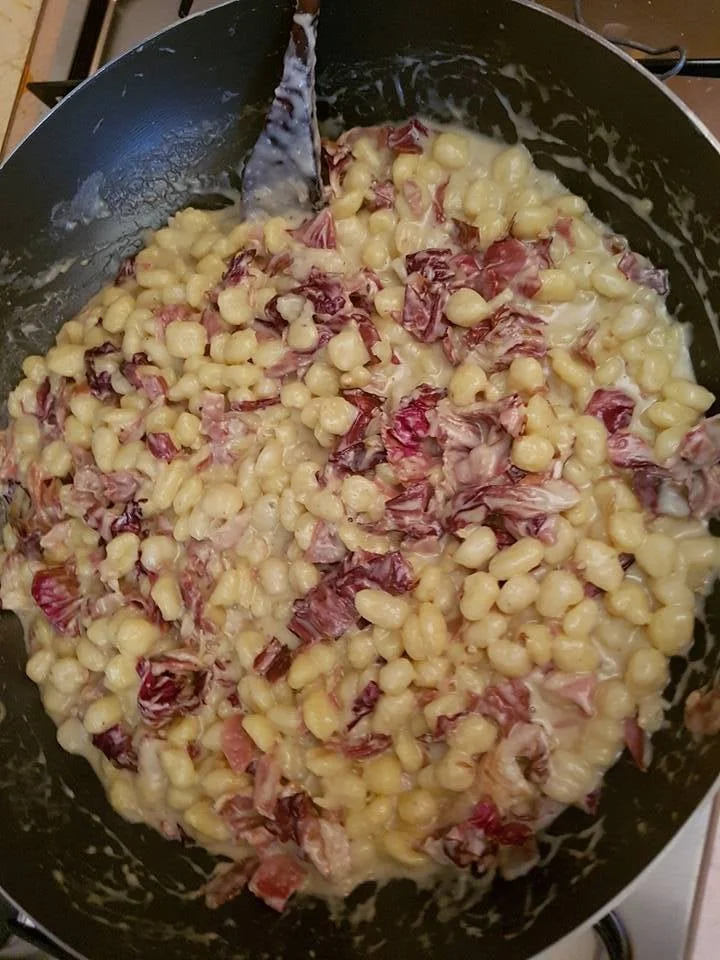 Chicche di patate con gorgonzola, fontina, speck, radicchio