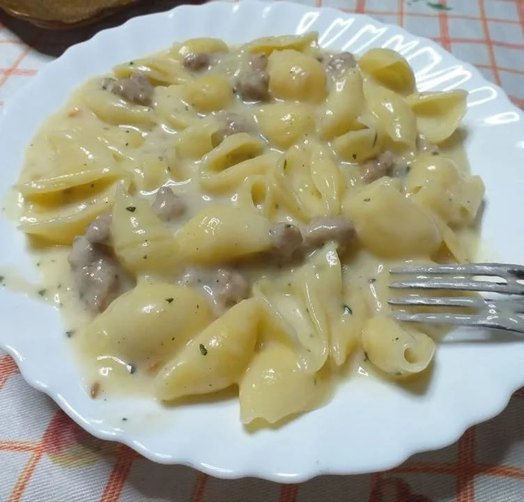 Conchiglie con crema di patate e salsiccia