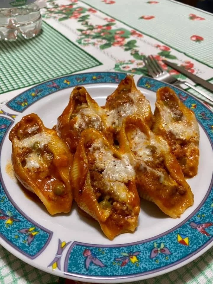 Conchiglioni al forno ripieni con ragù alla siciliana pronti da servire.