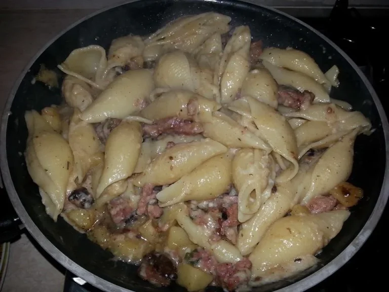 Piatto di conchiglioni con salsiccia, rucola, provola e patate