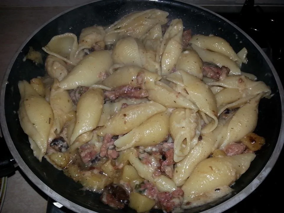 Conchiglioni con salsiccia, rucola, provola e patate