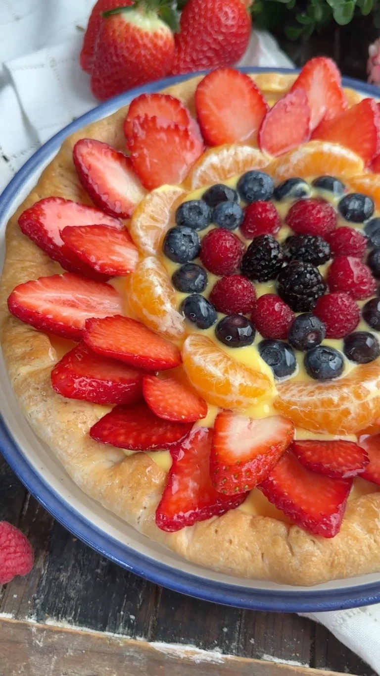 Crostata con crema e frutta fresca, un dolce tradizionale italiano