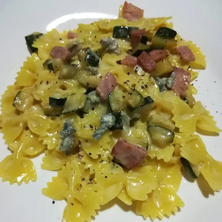 Farfalle con salsa di gorgonzola, zucchine e prosciutto cotto