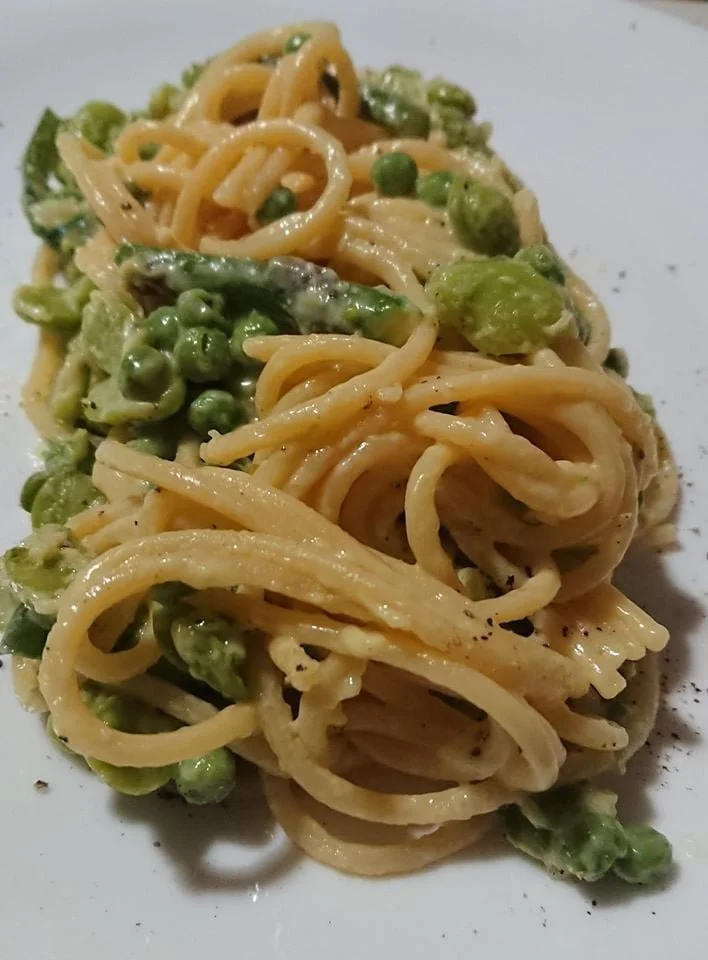 Finta Carbonara con piselli e asparagi in un piatto colorato