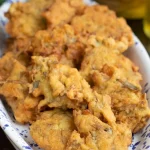 Frittelle di carciofi croccanti e gustose pronte per essere assaporate.