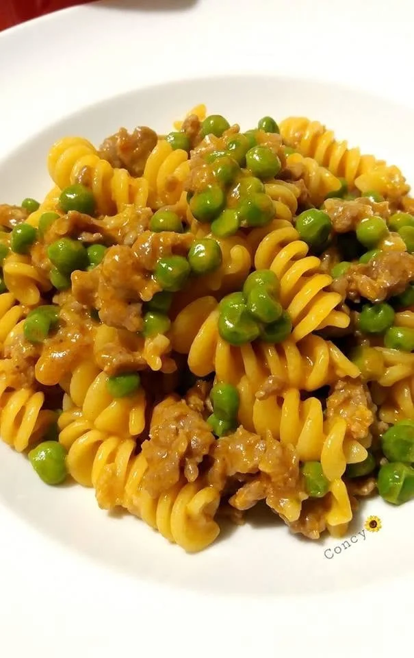 Fusilli besciamella funghi piselli e provola
