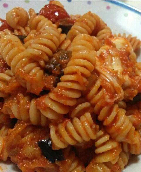 Fusilli melanzane con pomodorini pachini e mozzarella fresca.