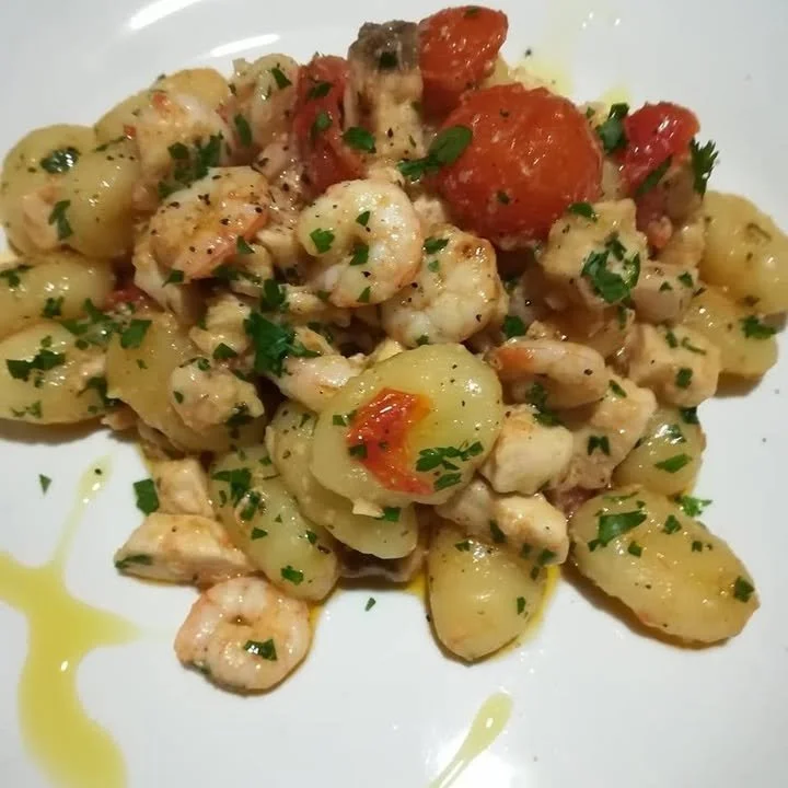 Gnocchi con pesce spada e gamberi, un piatto di mare saporito