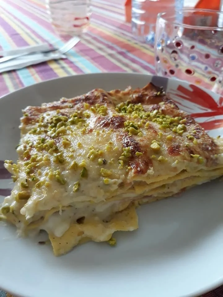 Lasagne con mortadella e pistacchi, un piatto tradizionale italiano.