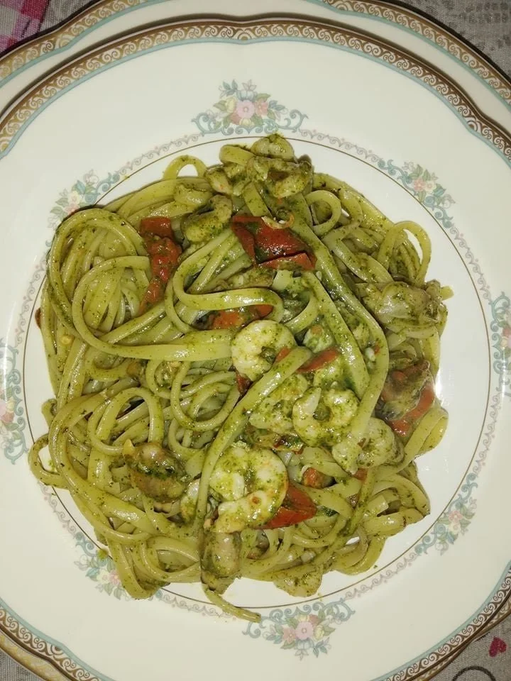 Linguine vongole, gamberetti e pesto