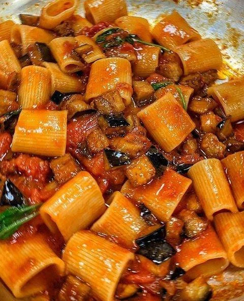 Piatto di Mezze Maniche alla Norma con melanzane e pomodoro