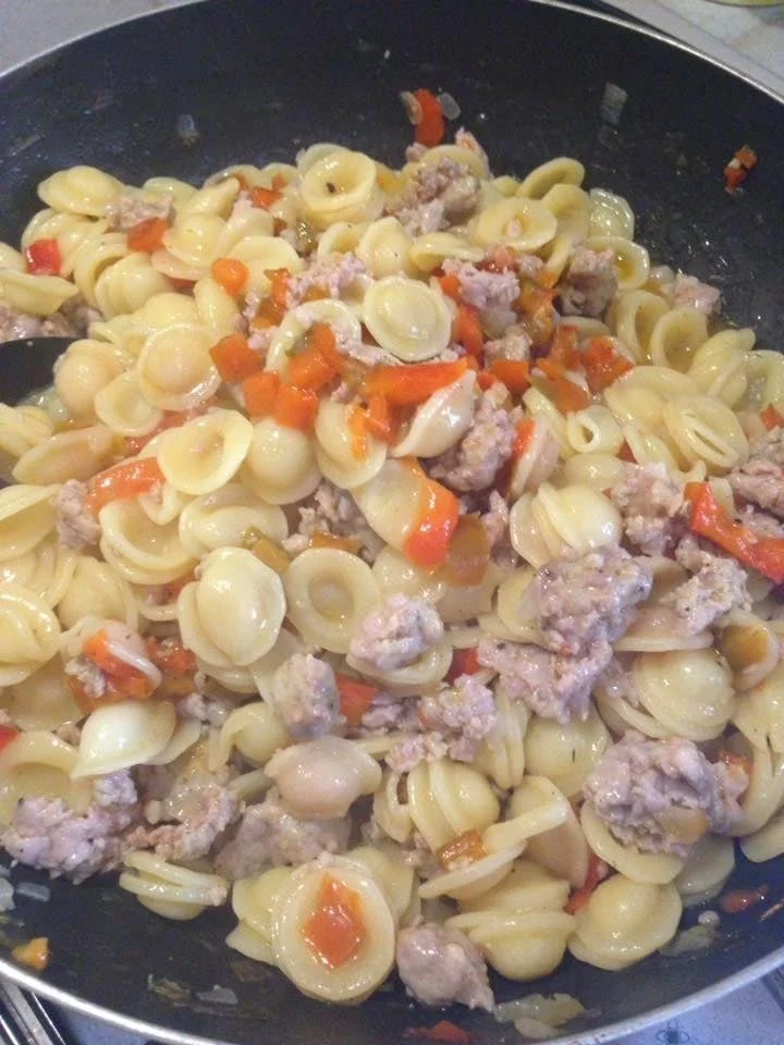 Orecchiette con peperoni e salsiccia