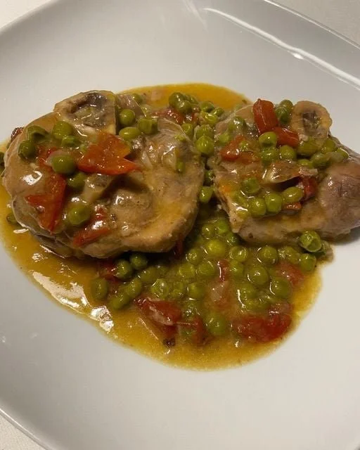 Ossobuchi di maiale in umido con piselli e pomodorini