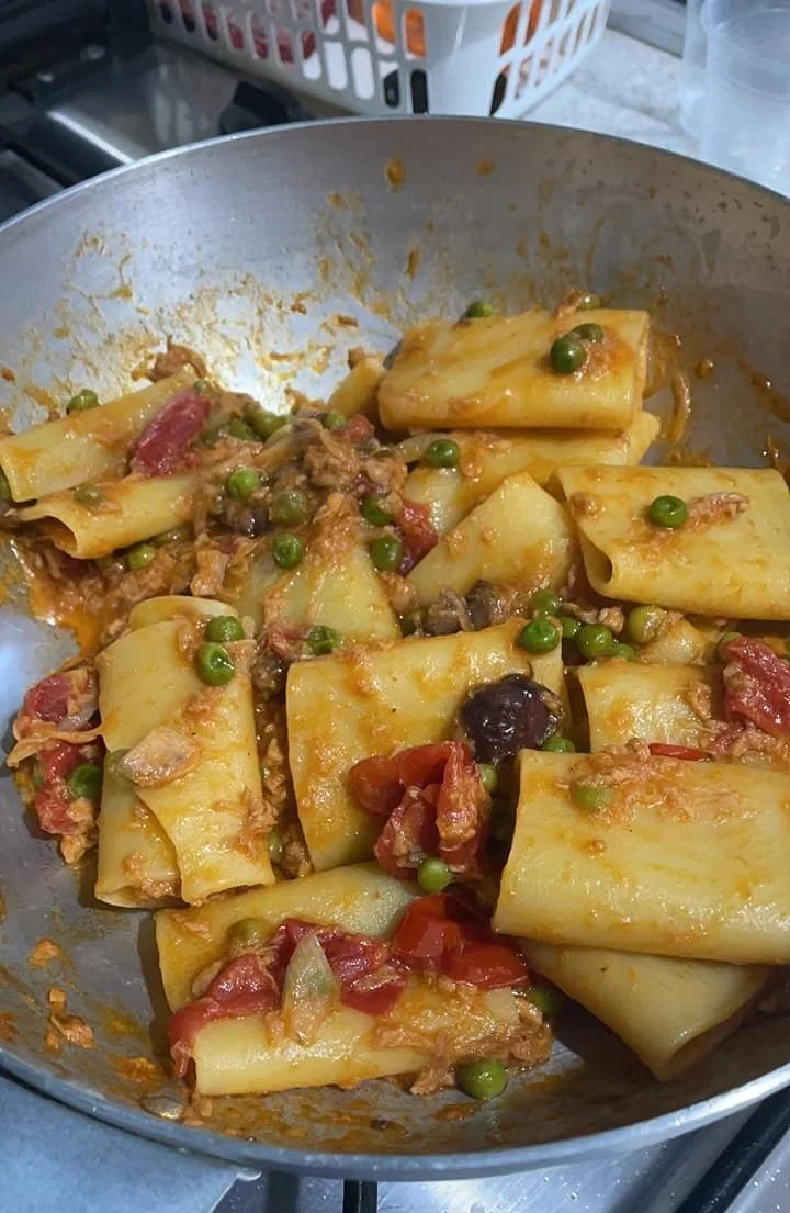 Paccheri con tonno, piselli e olive