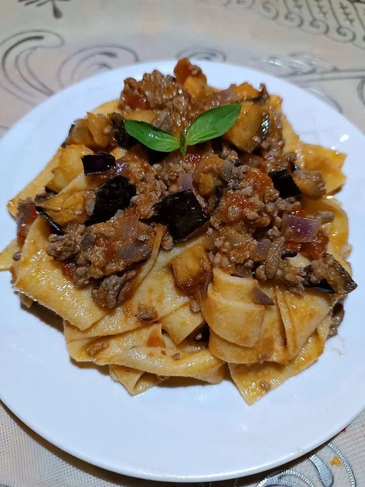Pappardelle al sugo con carne trita e melanzane fritte