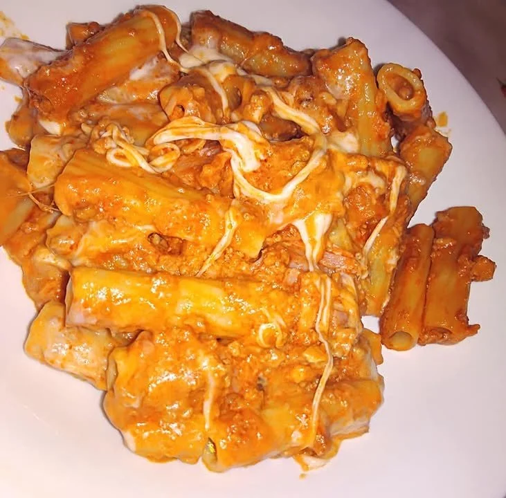 Pasta al forno con formaggio fuso e salsa di pomodoro
