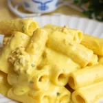 Pasta alla Monzese servita con ingredienti freschi e aromi tradizionali.