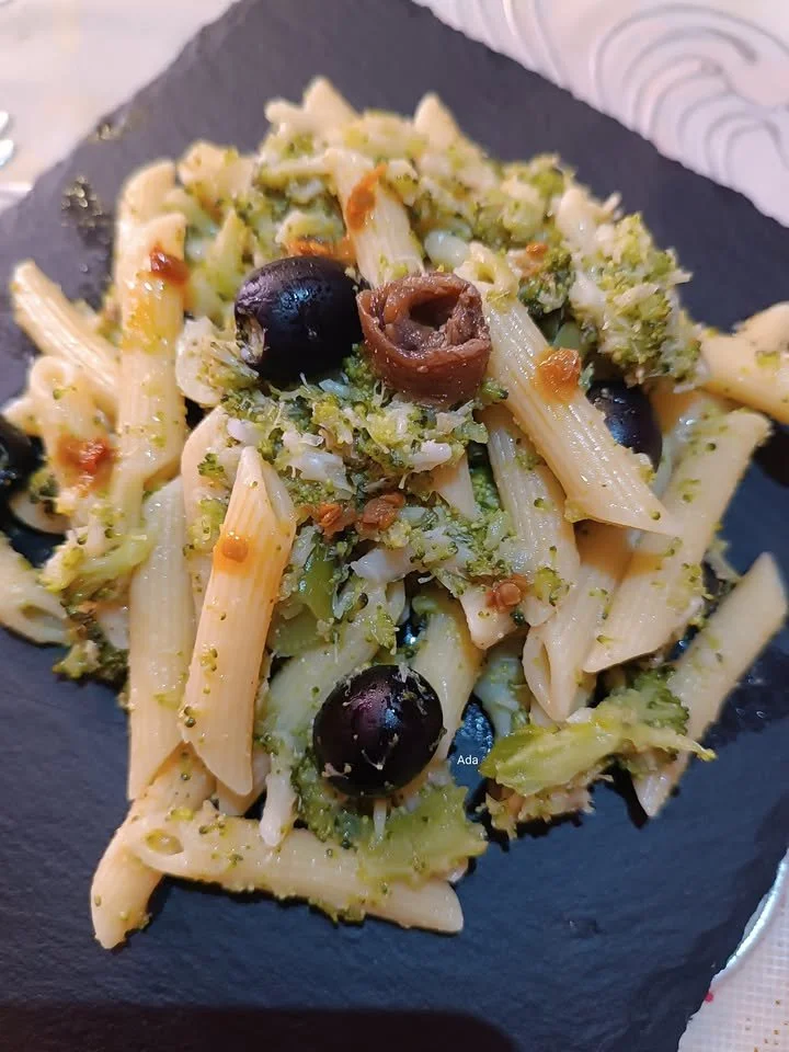 Pasta con broccoli, acciughe e olive: un piatto delizioso e ricco di sapori