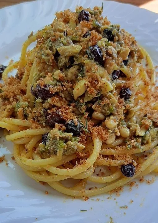 Pasta con le sarde, un piatto tradizionale siciliano con sarde e finocchietto.