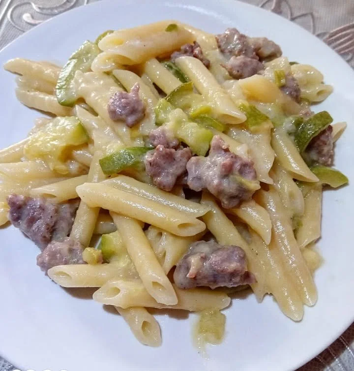 Pasta zucchine e salsiccia, piatto colorato e gustoso pronto da servire.