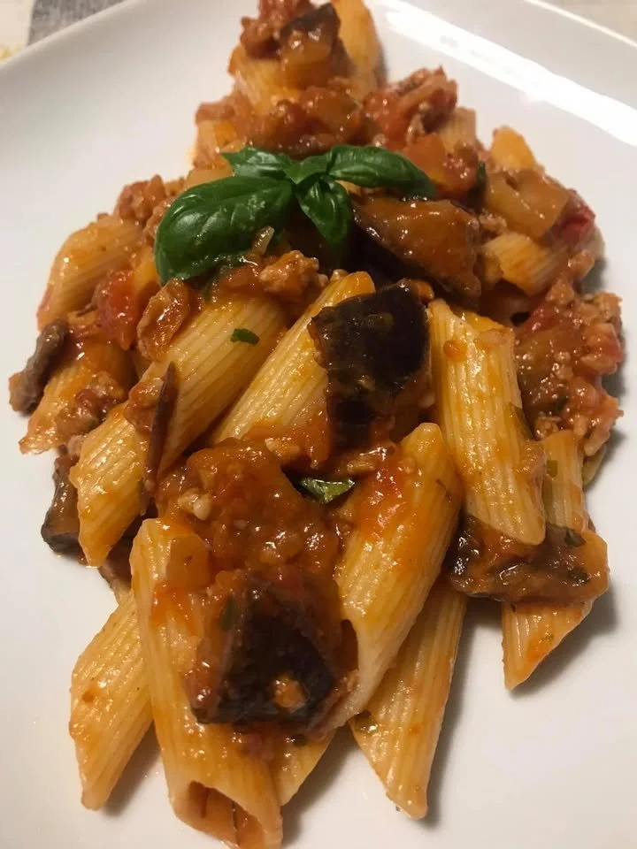 Pennoni con melanzane e salsiccia sbriciolata
