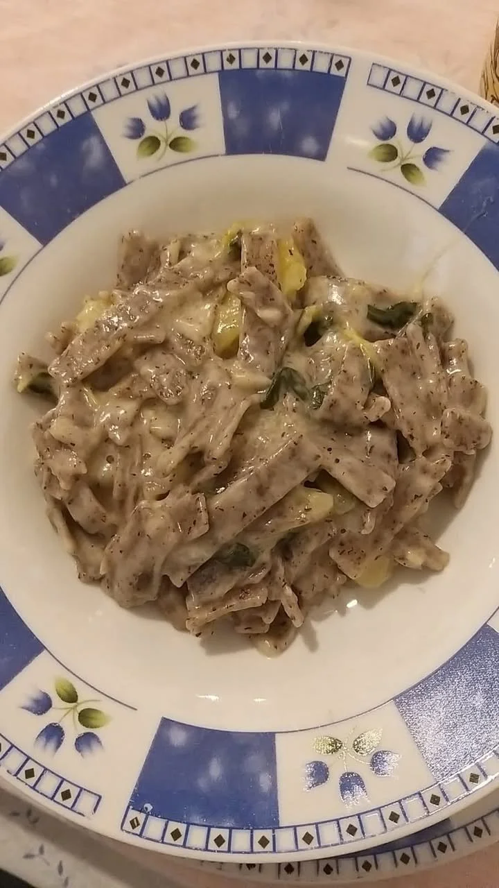 Piatto di Pizzoccheri della Valtellina con pasta, patate e verza