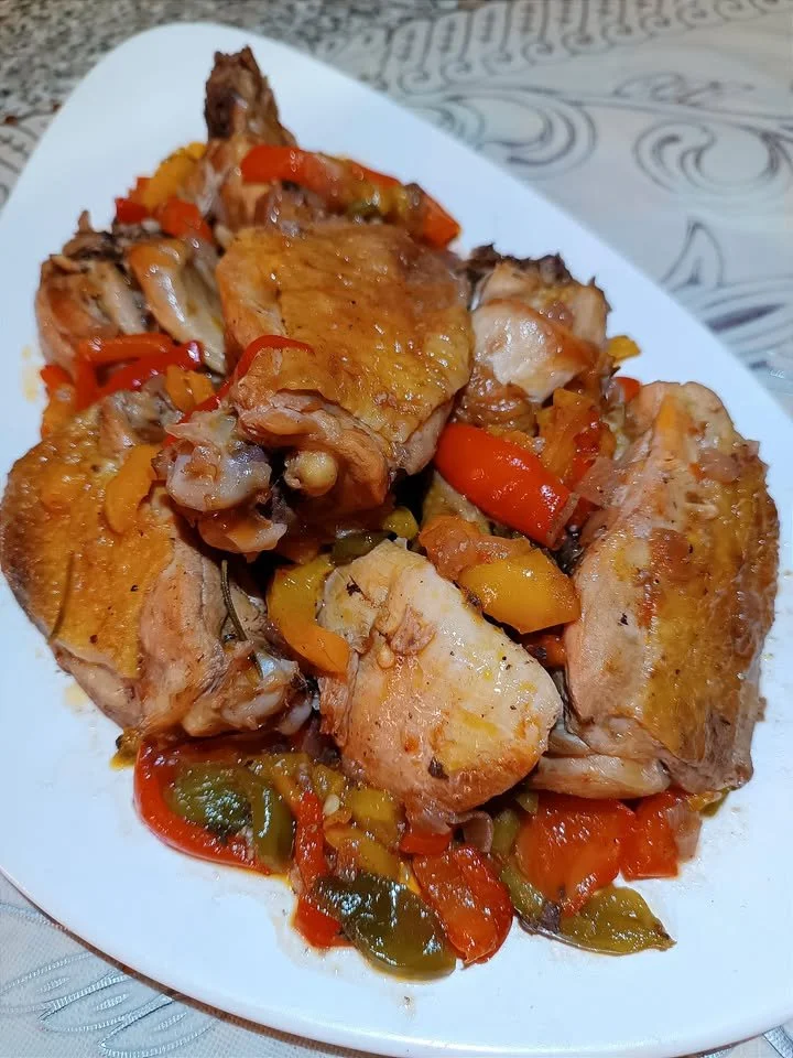 Pollo con peperoni in padella