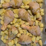 Pollo Croccante al Forno appena sfornato con crosta dorata e croccante.