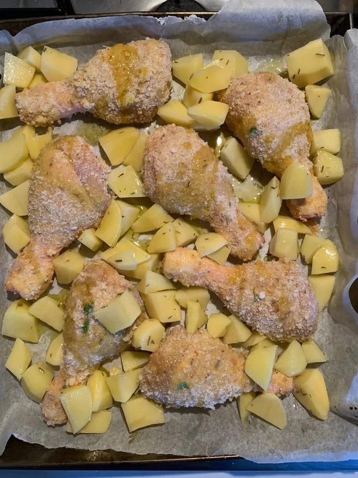 Pollo Croccante al Forno appena sfornato con crosta dorata e croccante.