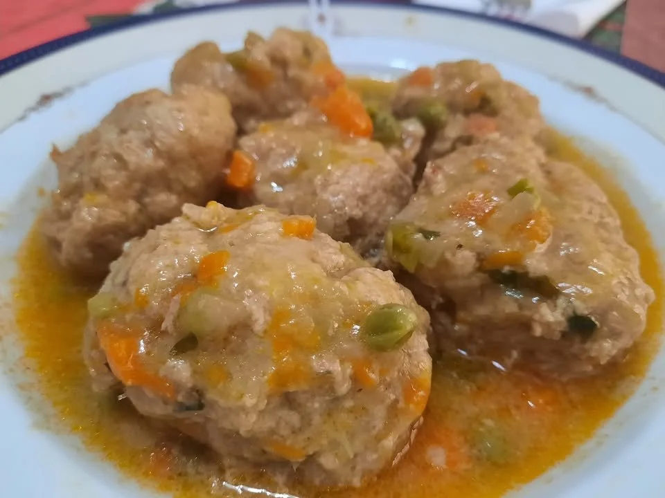 Polpette in umido con carote e piselli