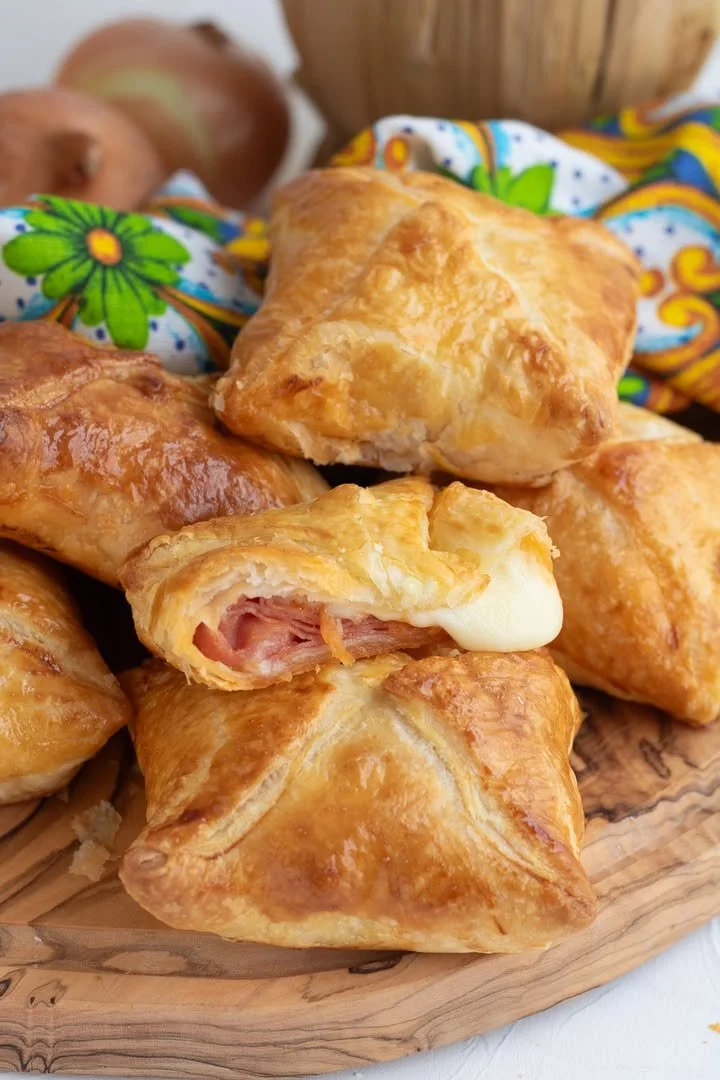 Rustici di Sfoglia ripieni pronti da gustare, perfetti come antipasto o snack.