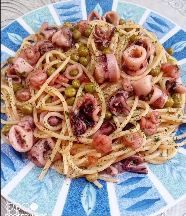 Spaghetti con Gamberetti, Calamari e Piselli
